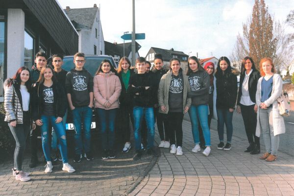 Bild der Ethikklasse mit Frau Neuser und Frau Poths vor der Elzer Filiale