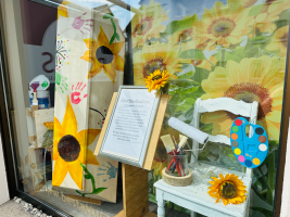 Sarg bemalen Schaufenster nah.png