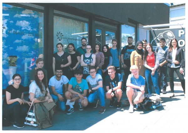 Bild der Ethikgruppe und Frau Poths vor dem Geschäft